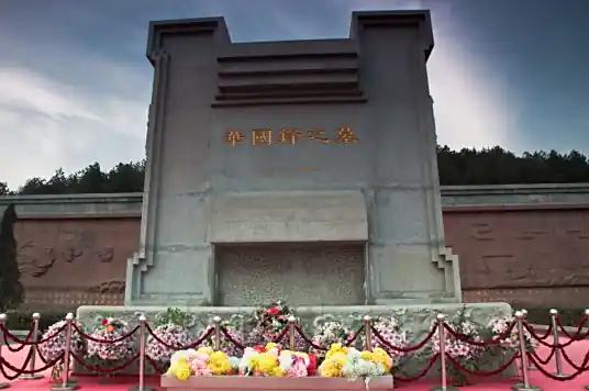 2011年，修建了两年的华国锋陵墓终于竣工了，事后一统计，一共花费了1200多万