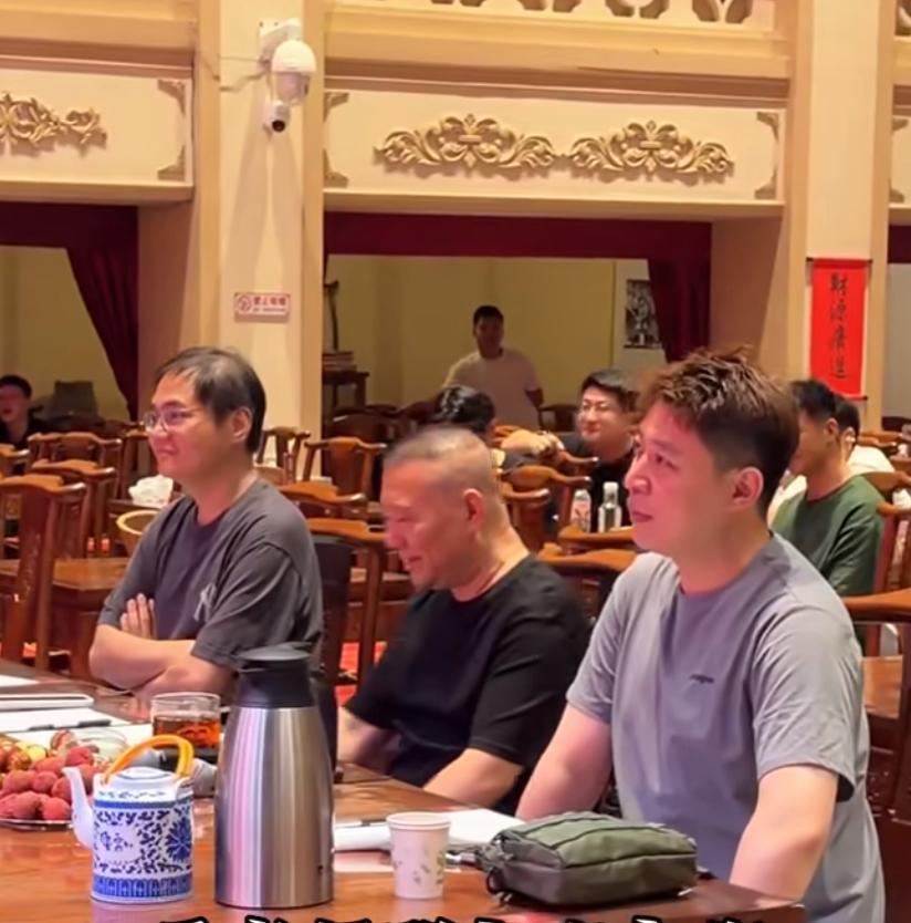 【郭德纲义子李鹤东担任教导主任说明了什么？】近日，郭德纲对龙字科进行考核，李鹤