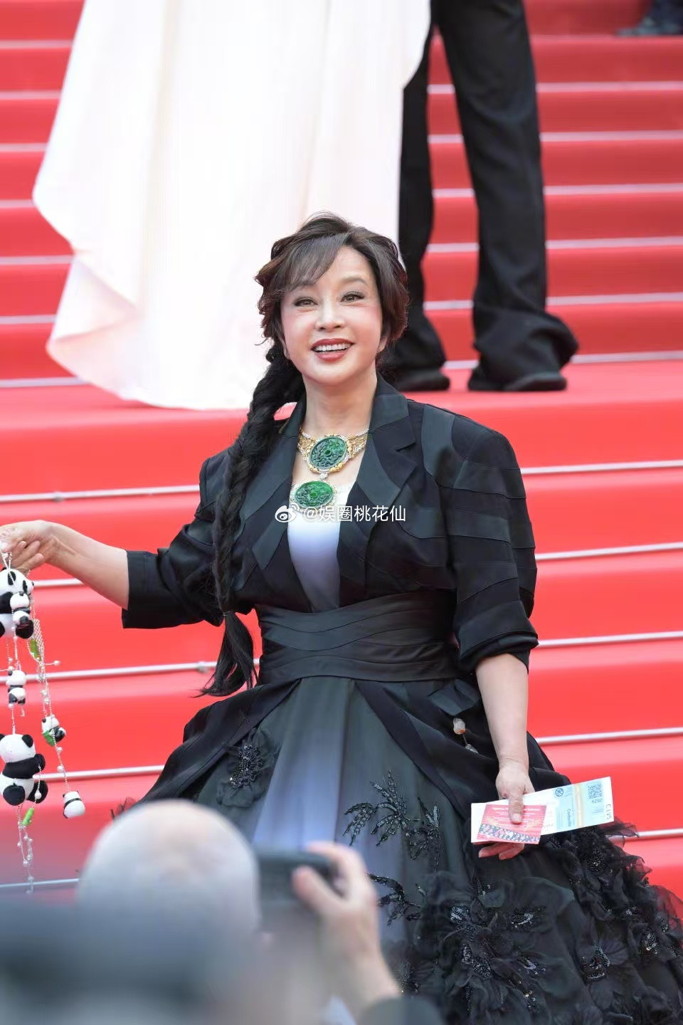 刘晓庆红色皮衣学院风看到刘晓庆的活动图，真的被她的状态震撼到了。刘晓庆红色皮衣