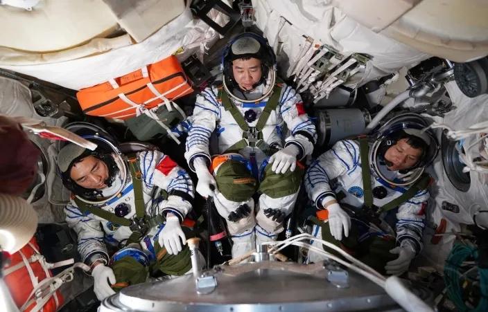 这波太空应急操作，全世界都看傻了，神舟二十号乘组换乘神舟二十一号，原来是因为神舟