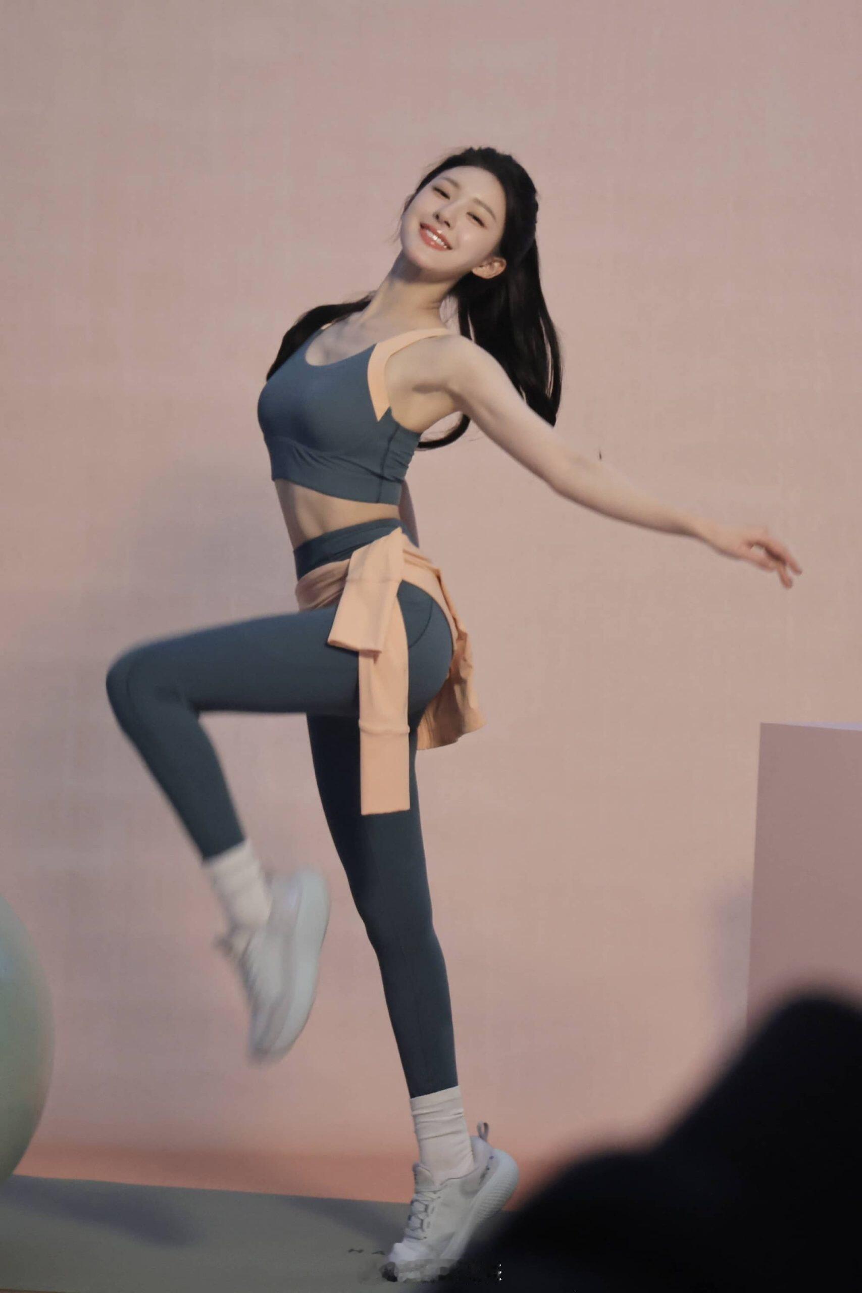 赵露思瑜伽穿搭造型