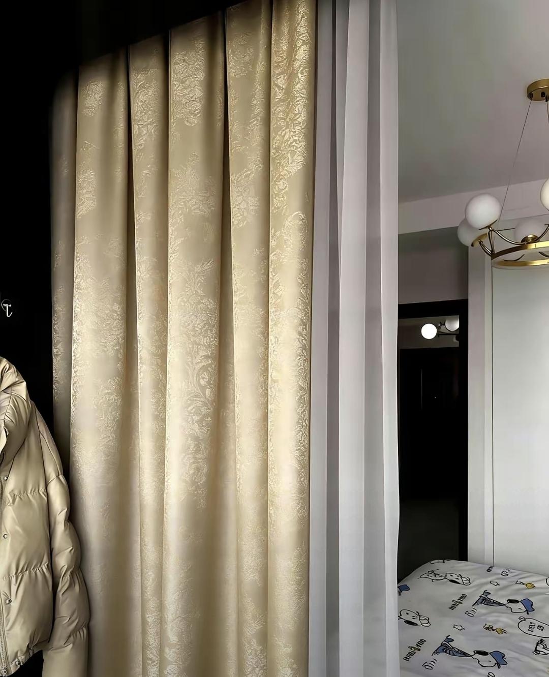 我问了楼下开了十五年窗帘店的老张，他说现在人一到年底就扛着窗帘去干洗，结果送来修