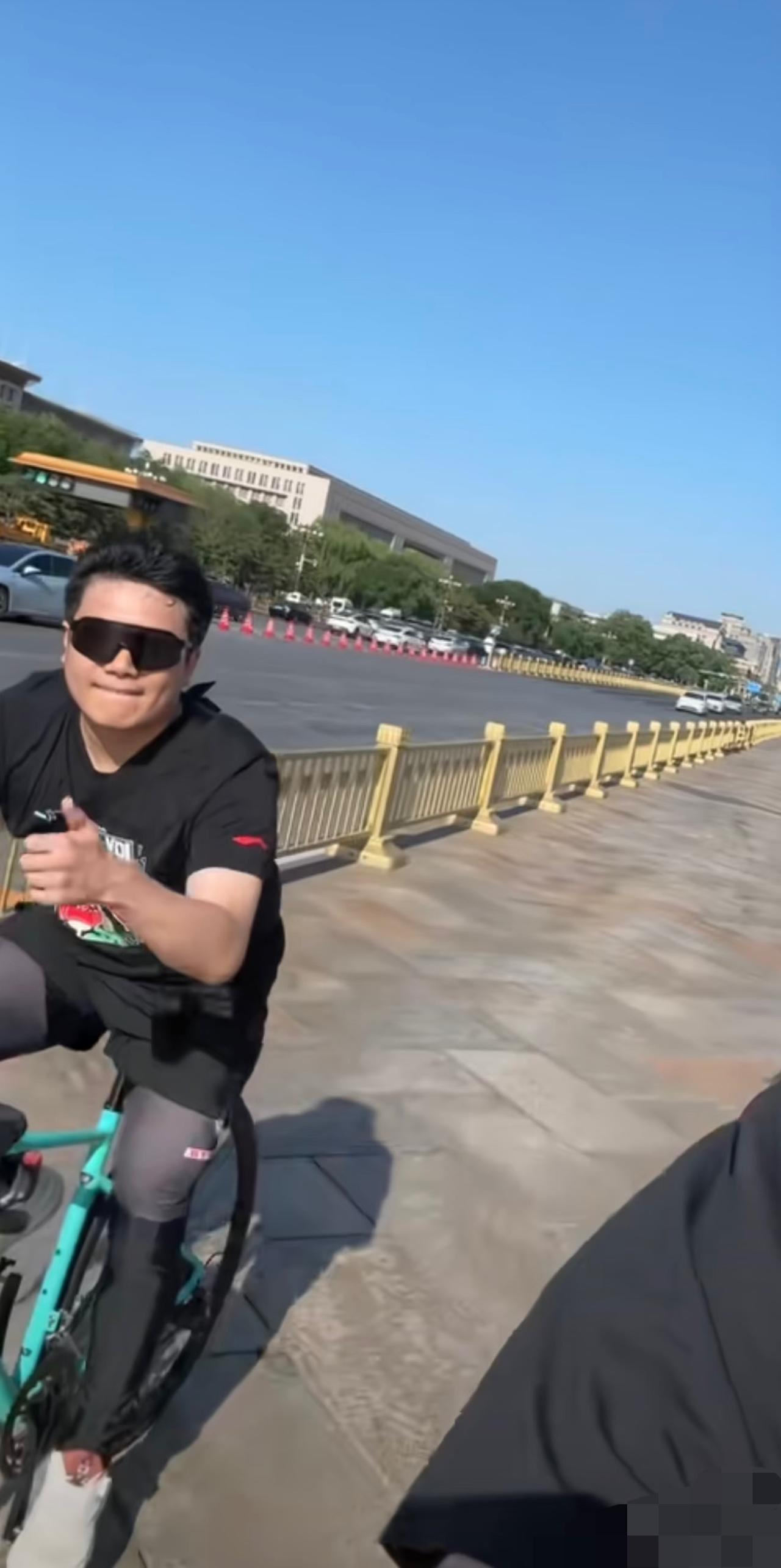 梁靖崑带着徐瑛彬和凉皮骑行——没有比赛的日子真的好惬意！徐瑛彬与梁靖崑是室友，