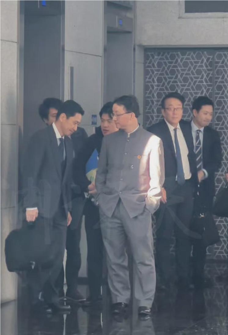 这个照片估计以后会载入史册。当然，也可以说双手插兜是因为怕忍不住想揍人——其实很