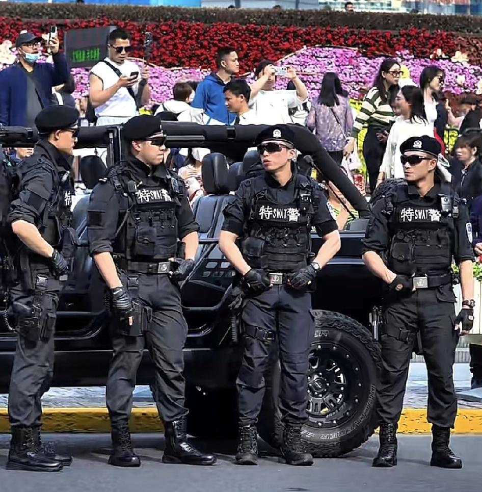 商场感人一幕母亲认错人小伙用善良治愈伤痛商场里一声带着哭腔的“儿子”，瞬