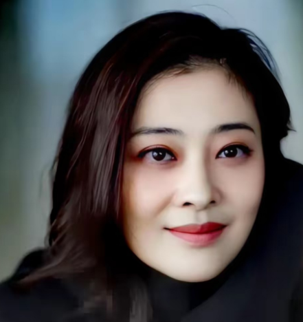 演员梅婷说：我的家庭很特殊有我爸妈，我公公婆婆，我，我老公，两个孩子，还有两个