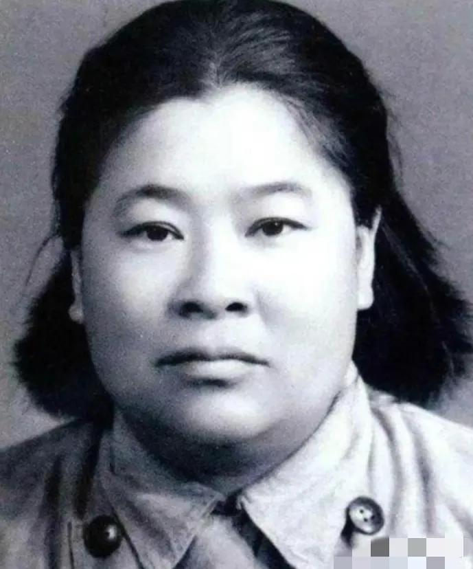 1933年，军营里出了件趣事，许世友听闻队伍里有位正宗武当出身的女侠，心里顿时来
