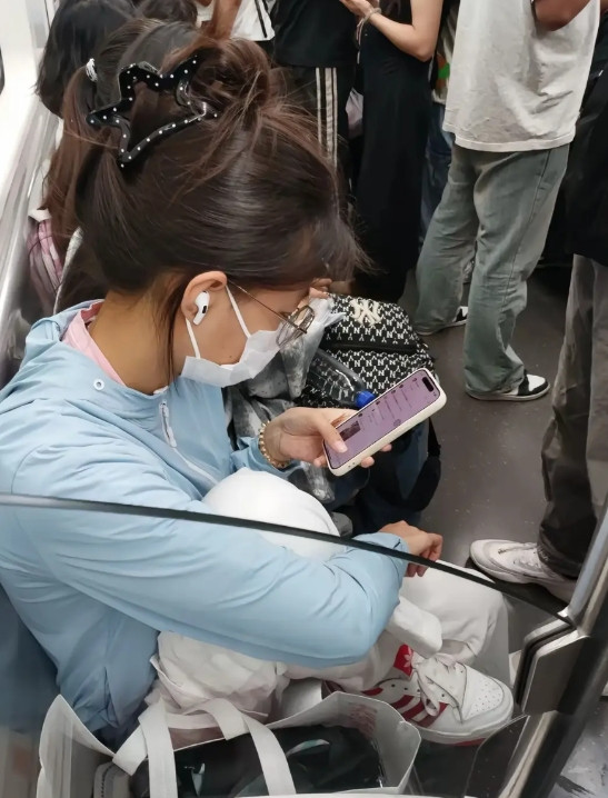 高峰期的地铁上，脚站一个座，肆无忌惮
