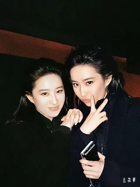 刘亦菲本尊和替身杜雨宸的合影。你能分辨孰是孰非？应该很难。