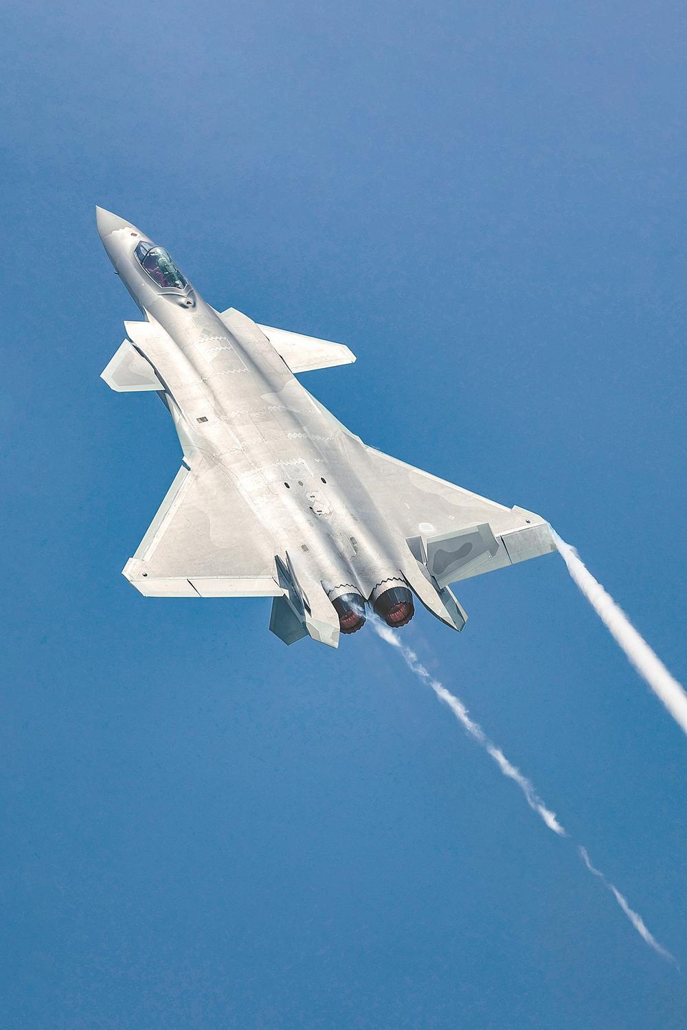 当F-22“猛禽”作为划时代的空中霸主诞生时，它俯瞰着一个没有对手的天空。然