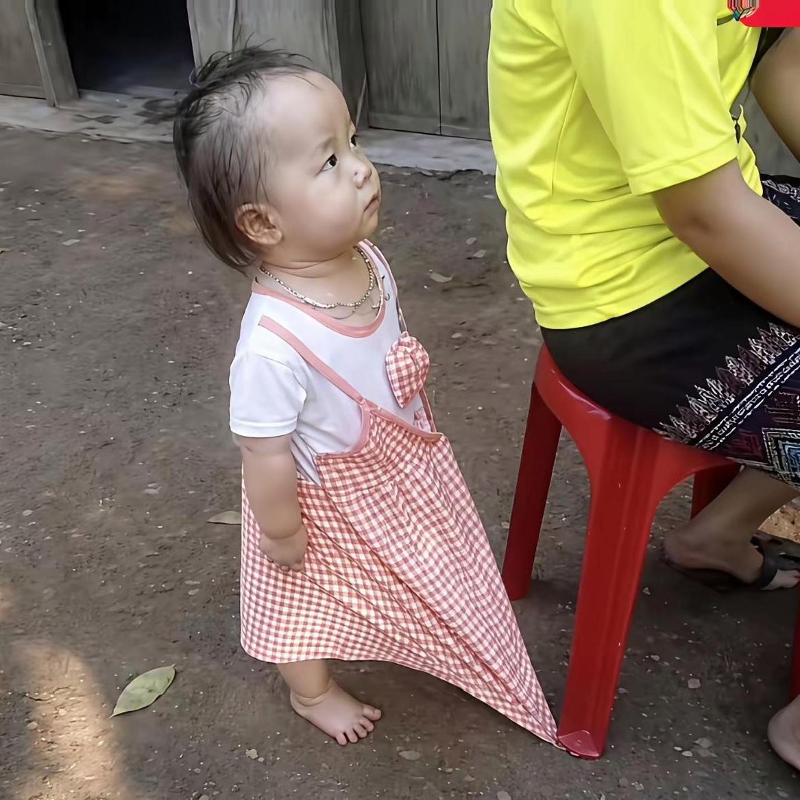 萌娃裙角被凳子压住，反应太治愈被这个小宝宝给萌化了！小裙子边角卡在凳子下面