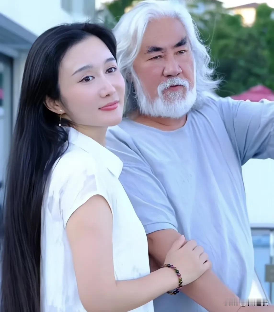 张纪中妻子，近日被网友说，她在直播间吐槽张纪中体力不行脾气大，年纪大，有老人味。