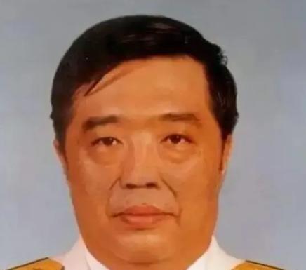 1998年，香港，贺龙之子贺鹏飞，看四下没人，闪身冲进一间商人办公室，凑到那人耳