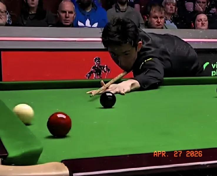 75-28，塞尔比又挽救1个赛末点，将比分追至11-12，仅落后1局了。吴宜泽