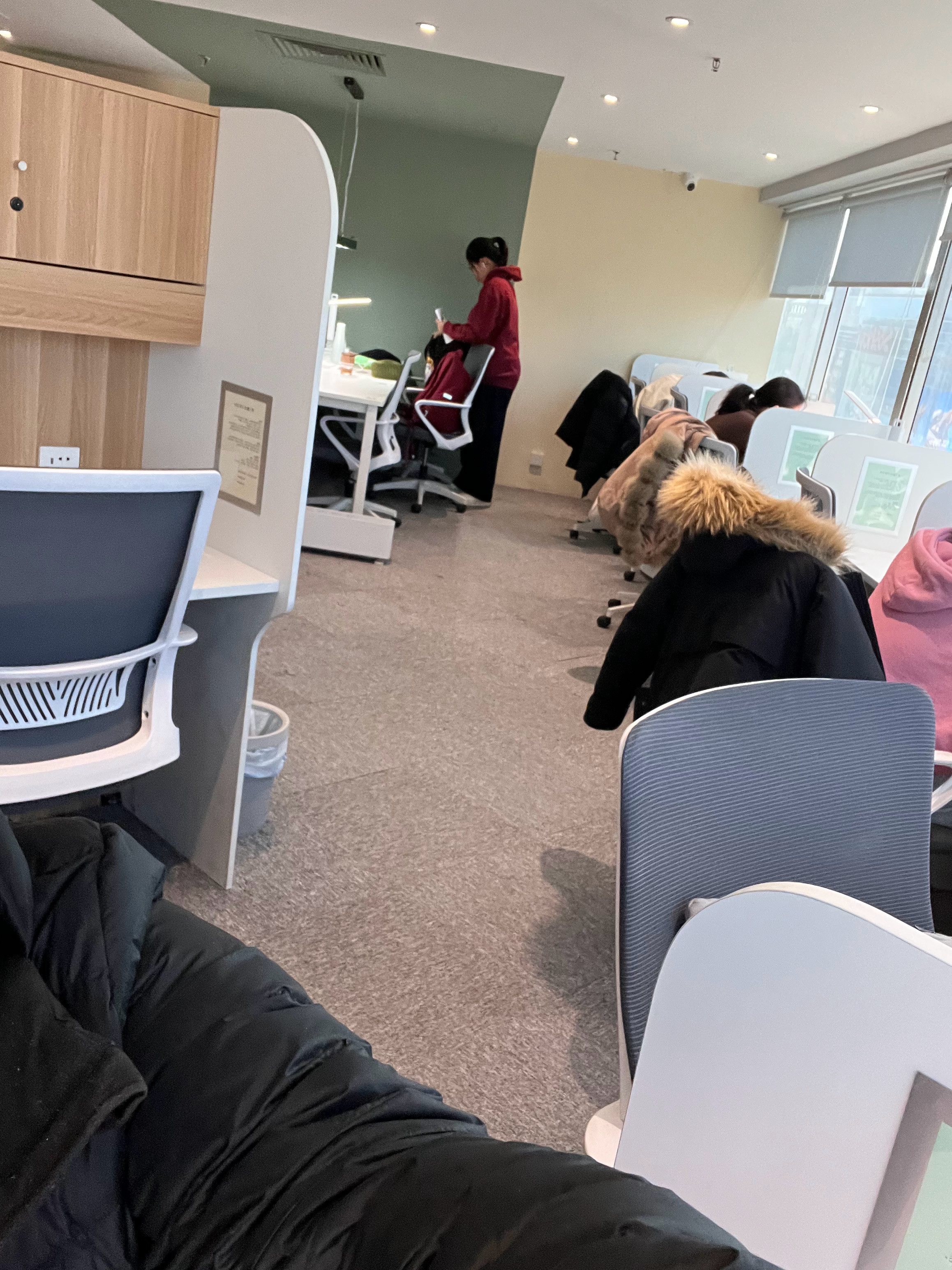 大年初二，家附近的共享自习室里，已经坐了一小半的学生，自驱力太强了