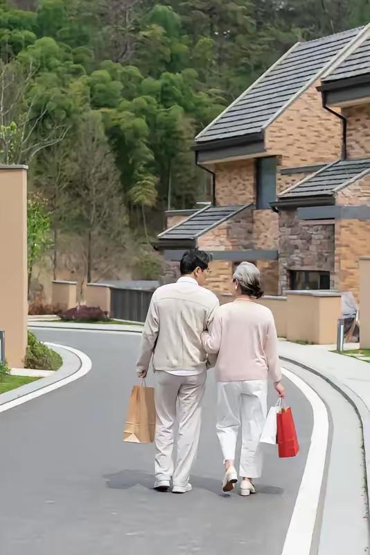 婆婆被接来养老，儿媳问：我爸怎么没来？婆婆：你爸不来了车刚停稳，儿媳就笑着