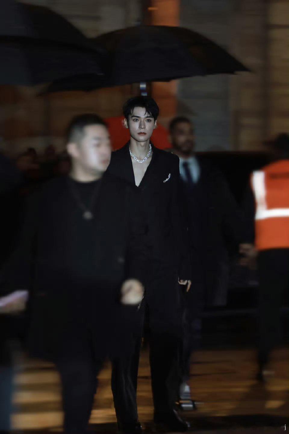 龚俊年轻法拉利闪耀法兰西了​​​，释放魅力是这个龚俊的天生技能​​​​