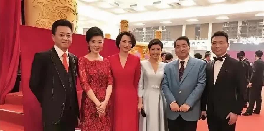 5月26号，朱军、周涛、董卿、康辉还有姜昆一同出席活动，这阵容简直太强大了！