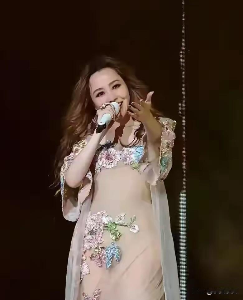 张靓颖光丽展现完美身材张靓颖穿这条裙太敢了！还是明星们敢穿，这种衣服一般人驾不