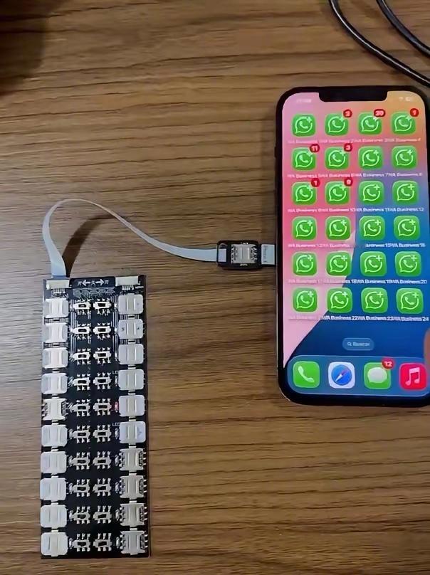 一男子演示了一种设备它可以将20张SIM卡连接到同一部iPhone你们觉得这有啥