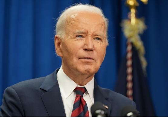 83岁拜登带病出山，一开口就冲着中国来，对特朗普痛心疾首 “裹着厚外套，声音