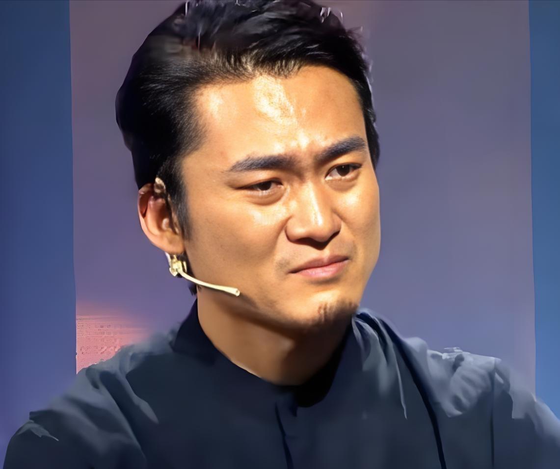 黑龙江1男孩父母接连去世，学习成绩特别好，却没钱继续读书。他哭着跪在校长面前，苦