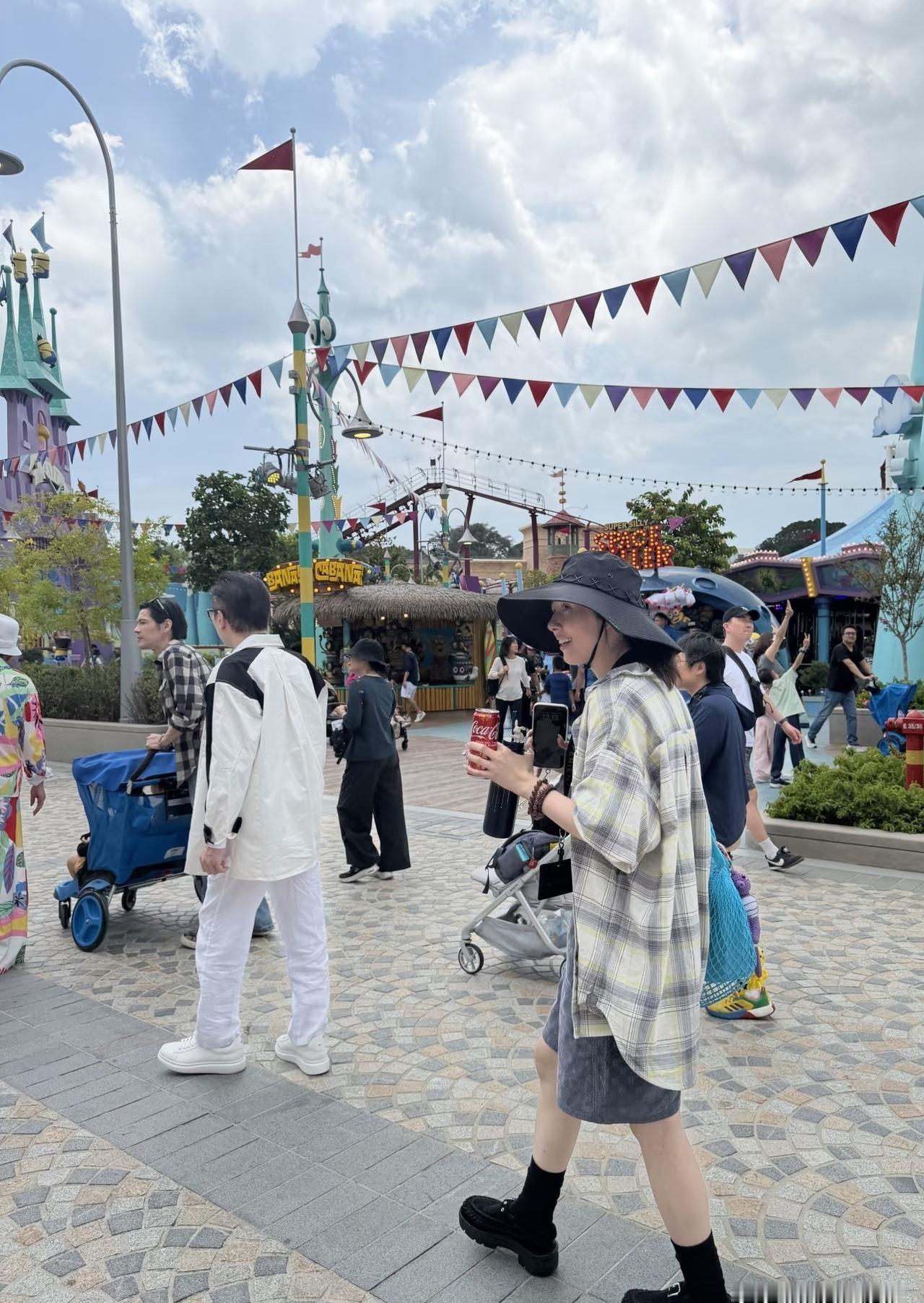 新加坡环球影城，向佐郭碧婷在镜头前像变了个人，她竟穿着他宽大的衬衫，这真是……