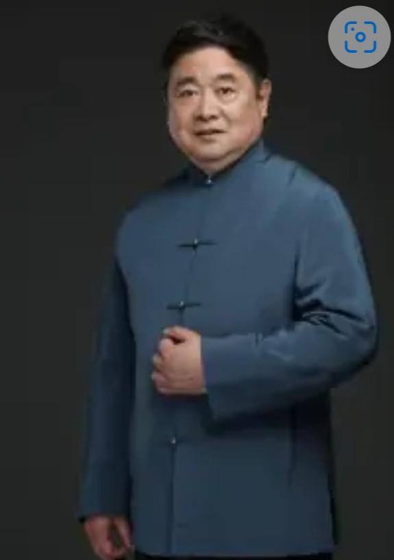 故宫院长单霁翔第一次去库房，旁边跟着两个虎背熊腰的保安，单院长说：“不用陪我。”