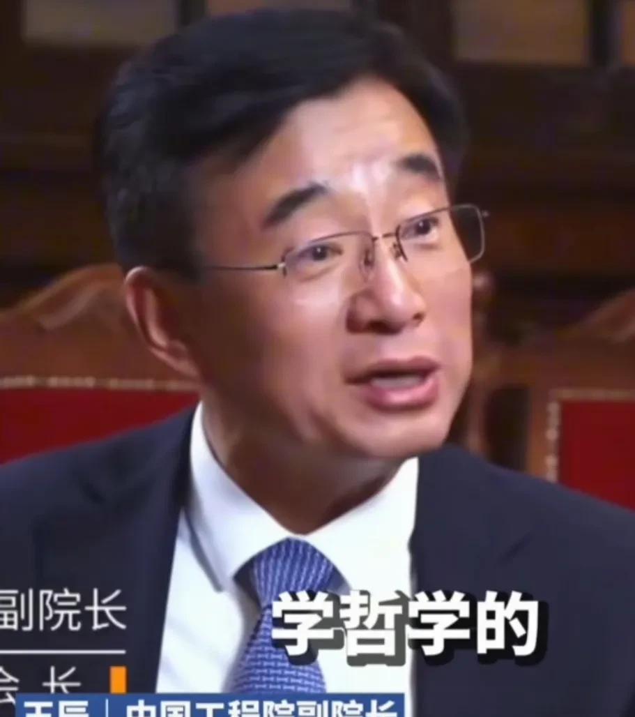 北京协和医学院校长王辰今年1月17日接受《医学之道》的采访，在被问到“4+4”医
