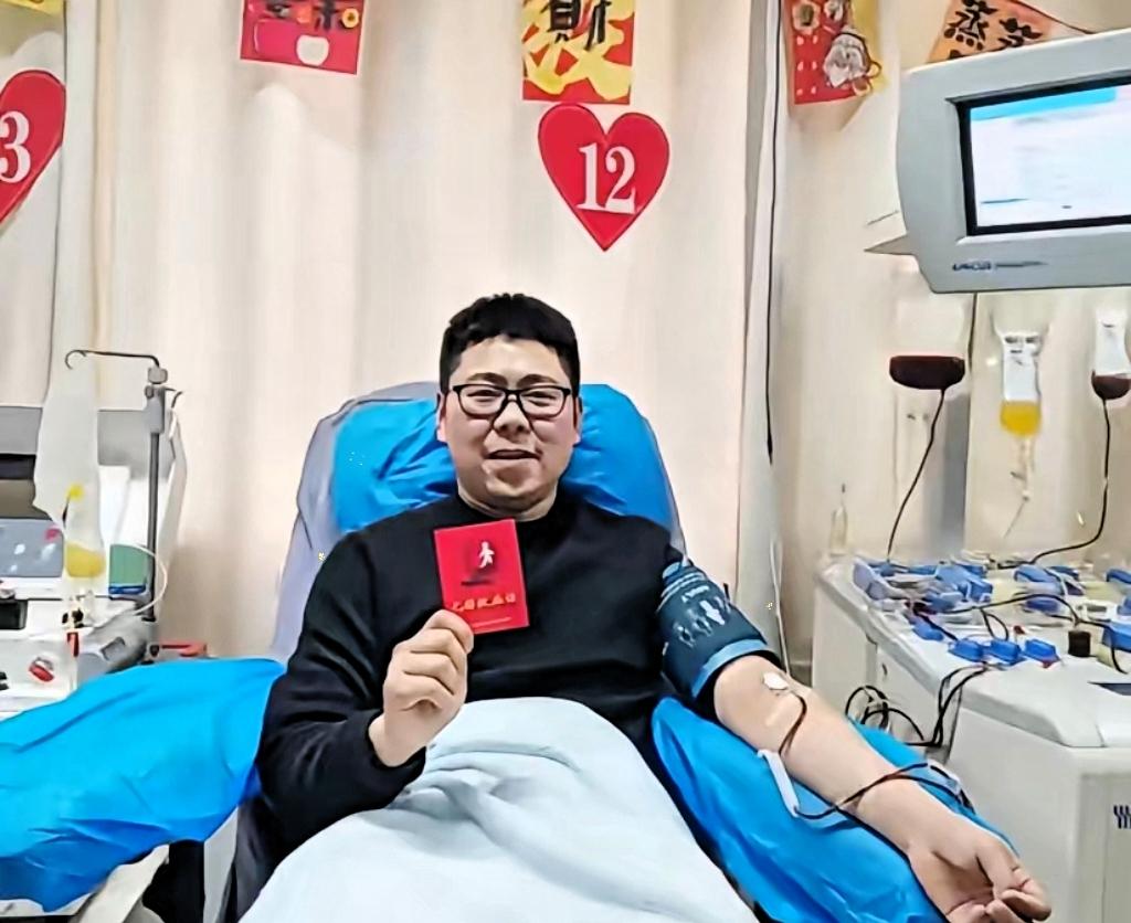 武汉，一男子带着妻儿拉着行李箱坐车回老家去过年，然而就在要检票时，男子看了一眼手