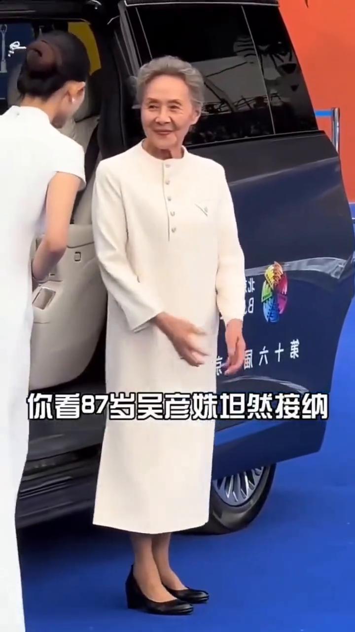 优雅到老林青霞。香港中文大学这一夜，71岁林青霞满脸皱纹却状态穷到爆，一张原生