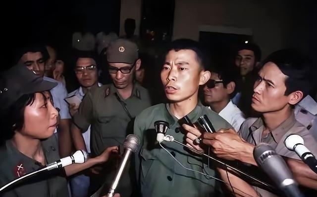 1984年，老山前线，不愿丢弃战友遗体的汪斌，被越南记者团团围住。他也是这场