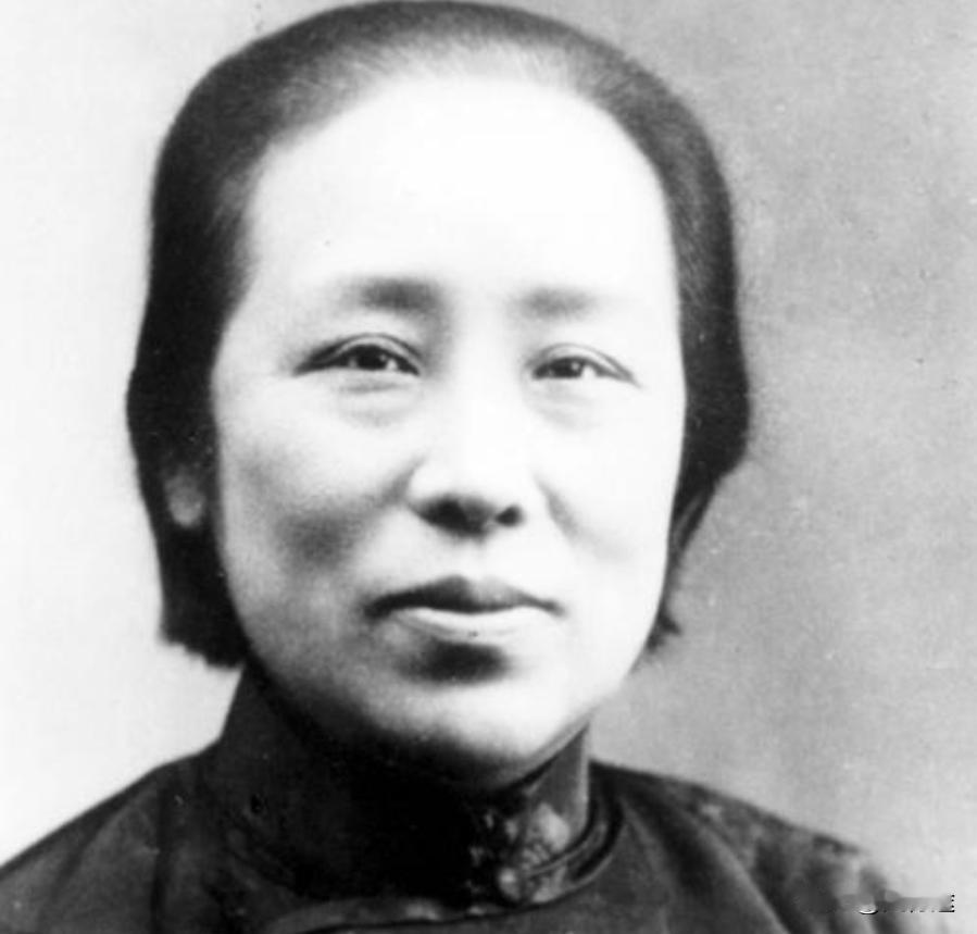 1941年，何香凝在逃离香港途中，被一伙人开枪逼停了船，船长绝望了，何香凝却说：