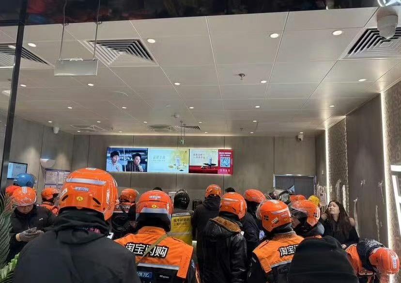 人类历史上首次由AI造成的混乱，在座的各位也算见证了历史。别看现在只是帮你点