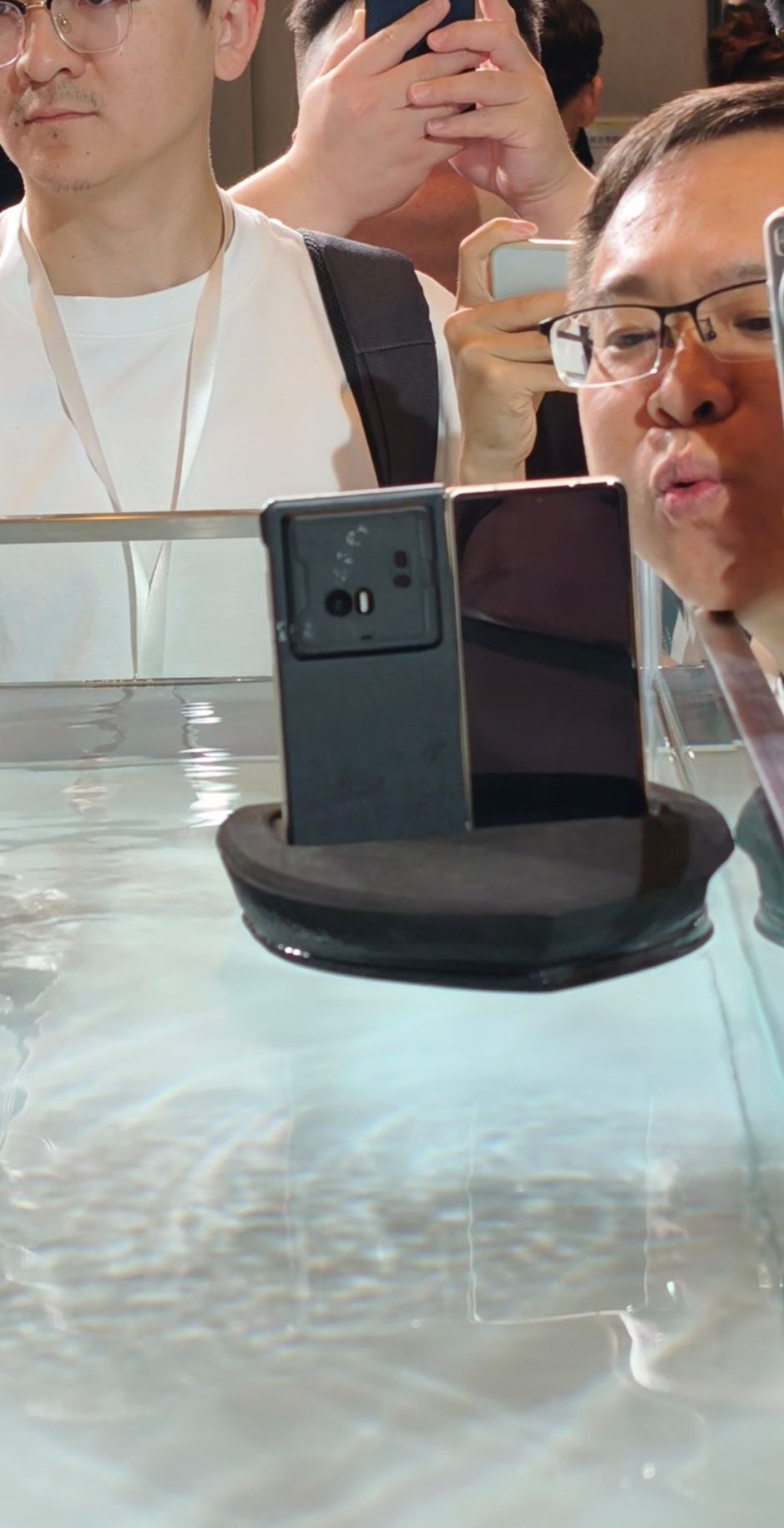 荣耀MagicV5很轻很薄，老师们吹一口气就可以漂很远。​​​