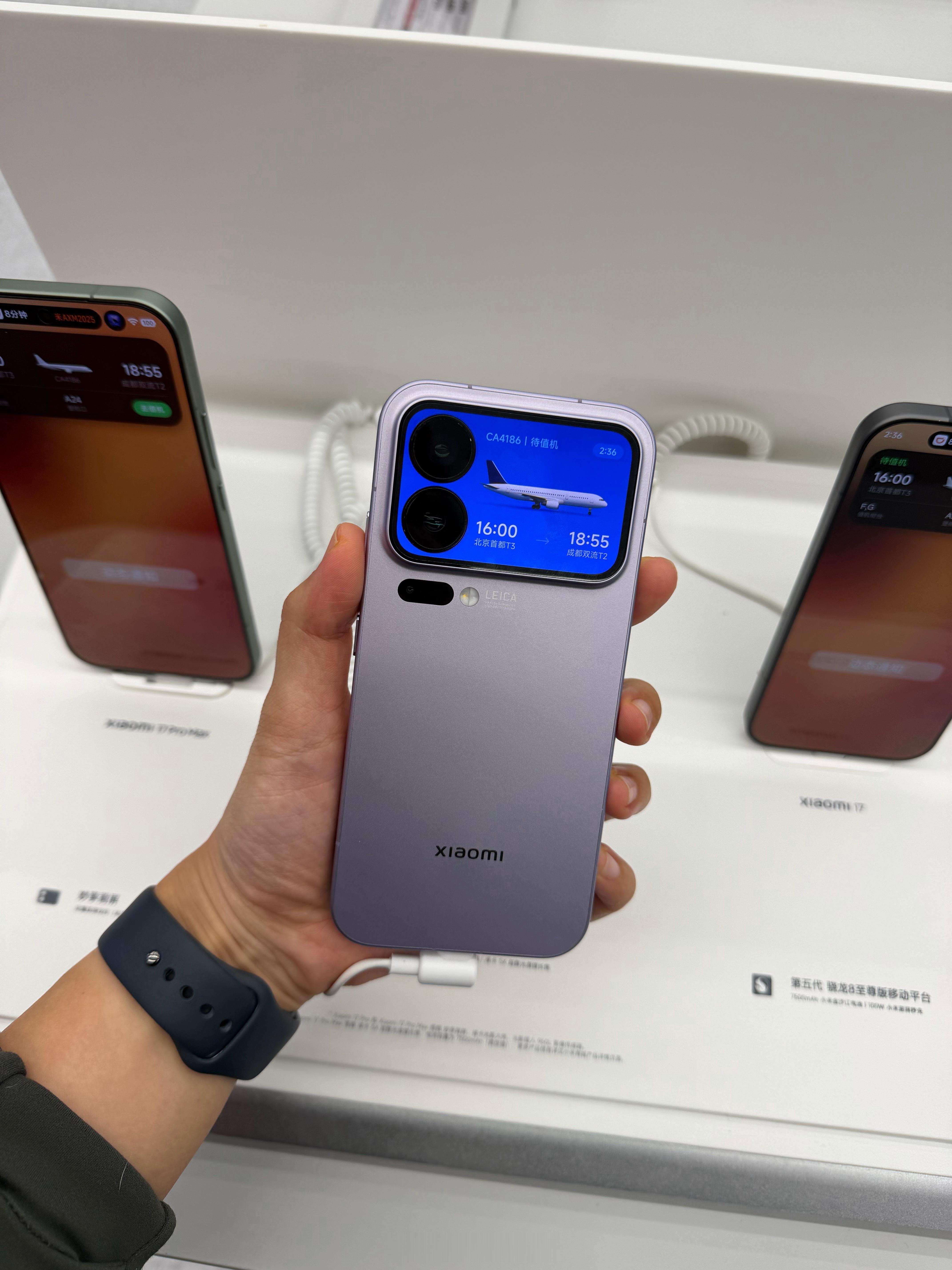 第一次看到小米17Pro背面副屏：什么花里胡哨的设计这是？摸到小米17Pro