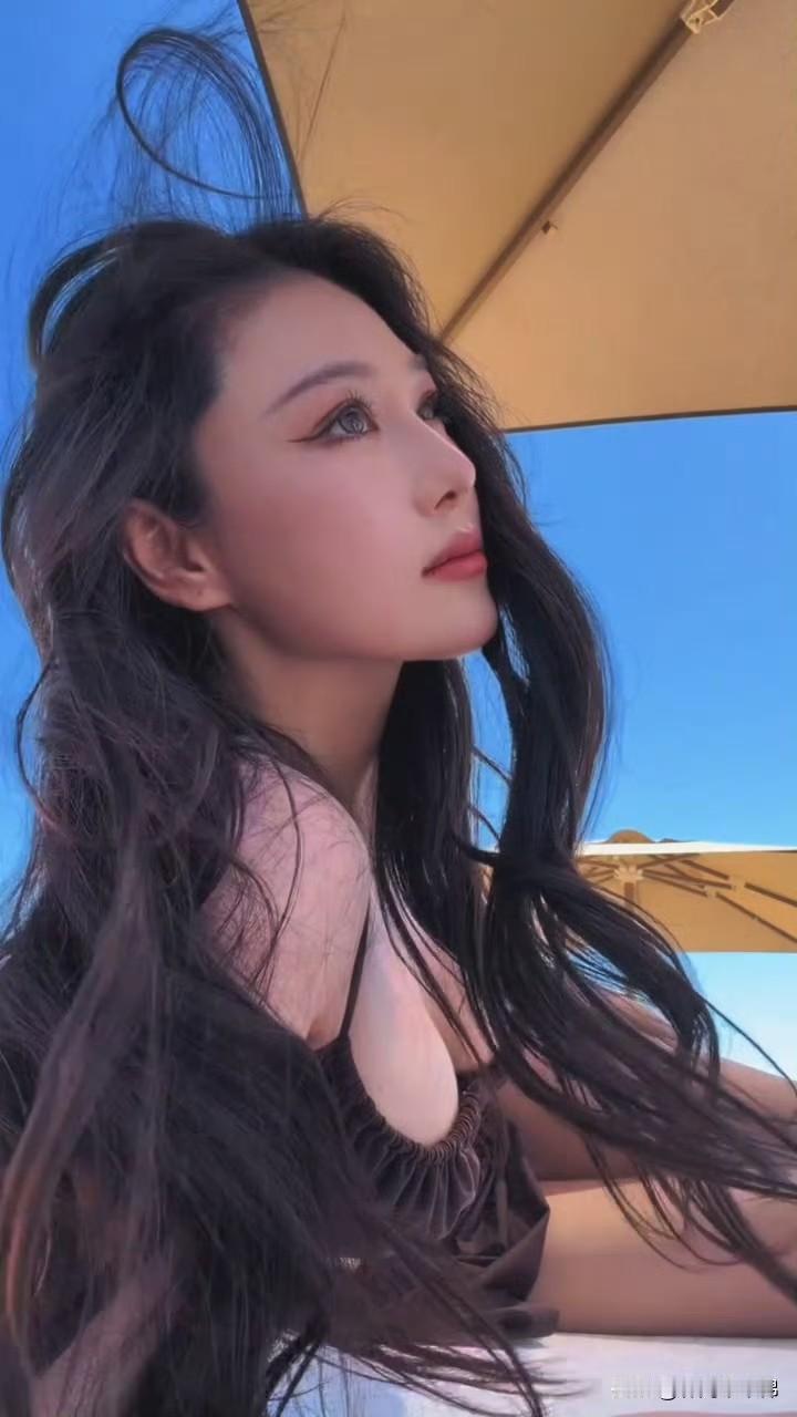 张馨予这比例也太好了，孩子都几岁了，身材保持的还是这么好。而她的老公何捷可是有微