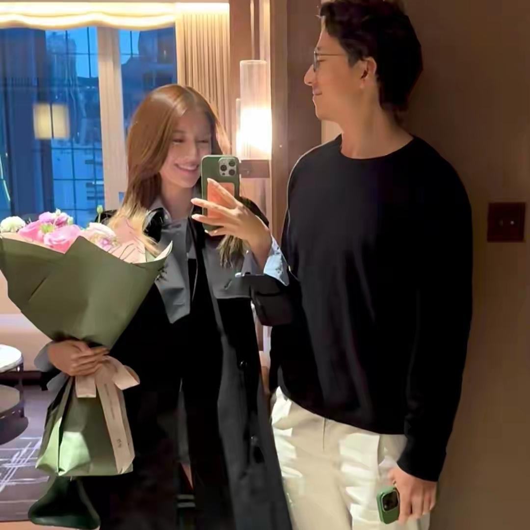 我发现施伯雄自从和吴千语在一起之后，整个人的衣品和风格都越来越高级了，人也顺