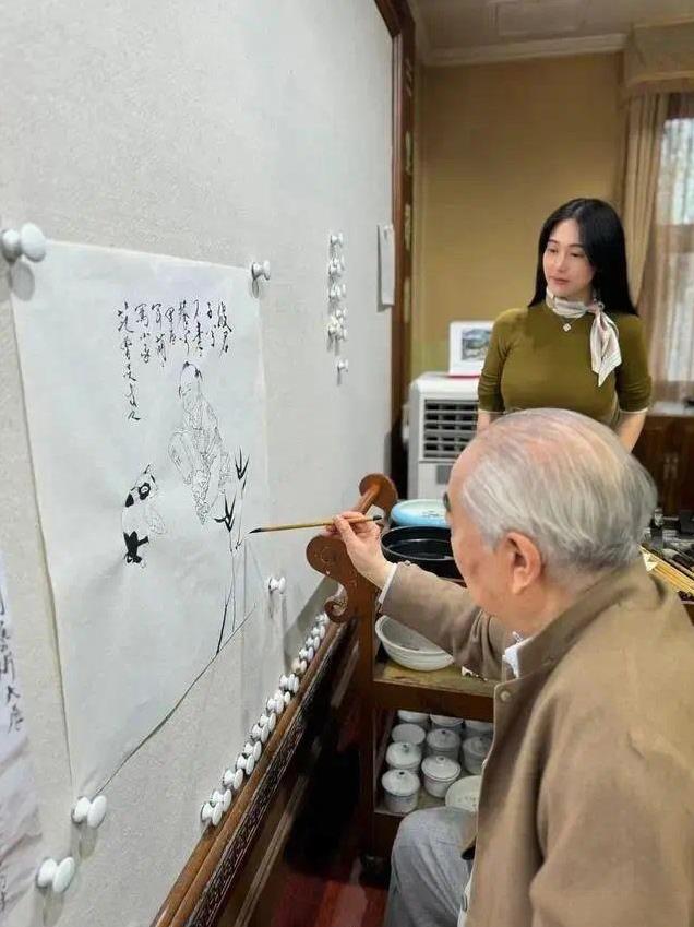 按照大画家范曾女儿的描述，范曾在7月13日就被妻子徐萌带走，并带走了全部生活日用