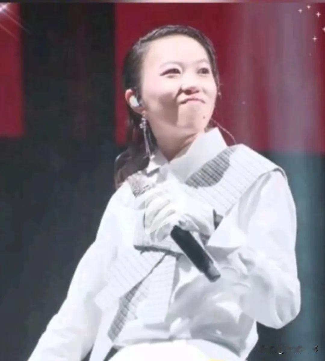 瞧瞧，这是谁家闺女？飒不飒？瞅瞅，这是谁家小子？拽不拽？评评，到底