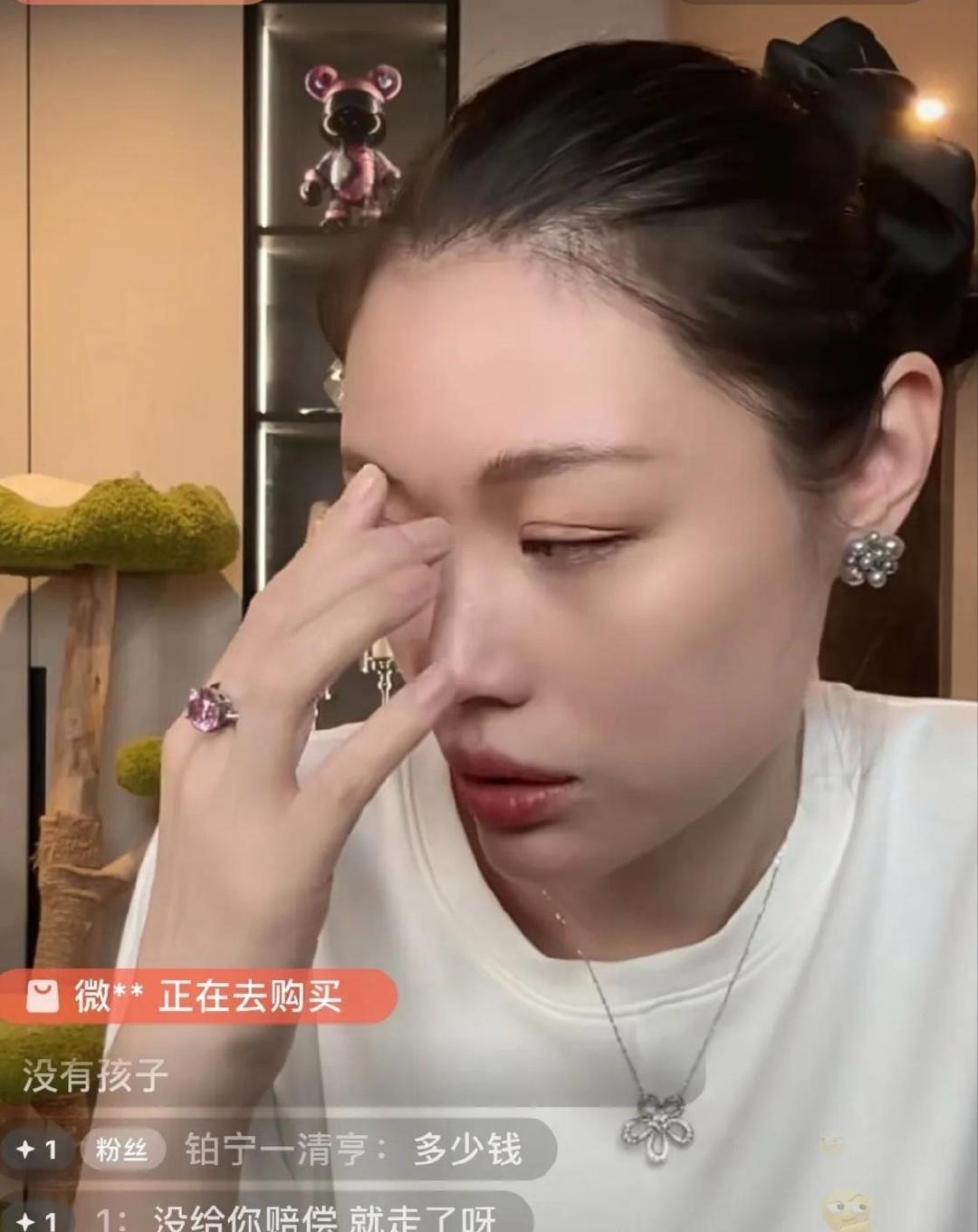葛荟婕说：生了小苹果后又怀了二胎。她表示，坐月子期间妈妈和阿姨陪着她，小苹果出生时八斤七两，由于剖宫