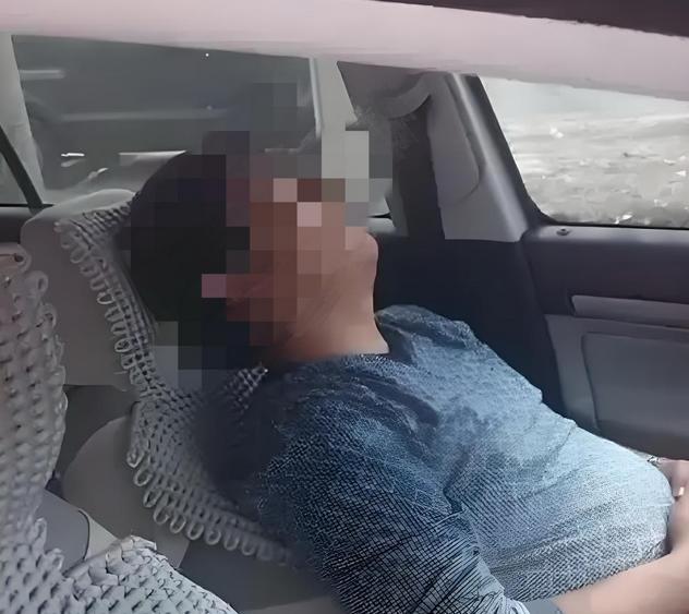 山东威海，一男子在喝酒时发现酒店老板为母亲庆生聚会，举杯跑去凑热闹，被老板命人给