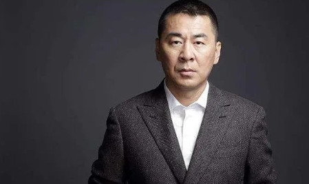 当年，郑晓龙拍《甄嬛传》的时候，最初想让吴秀波来演雍正，但是因为档期排不开，他又