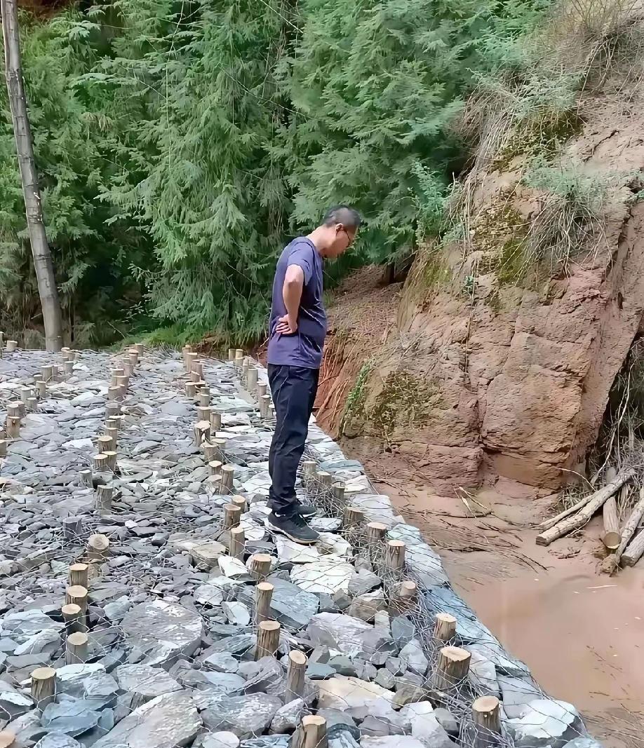 村里铺路，村长说这是百年工程，我怀疑他在吹牛……懂行的老师傅们帮看看，马路这样