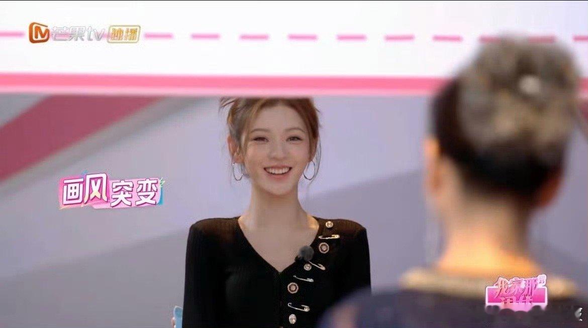 张予曦和妈妈对视一秒破功太可爱了张予曦和妈妈！华华和张予曦现场唠嗑起来，硬生生变