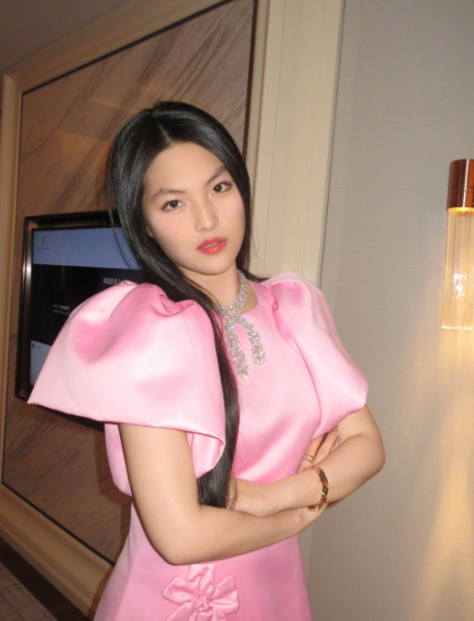 王诗龄真的越来越让人看不懂了你说她不想进娱乐圈吧，但是她又保持着明星一样的高曝