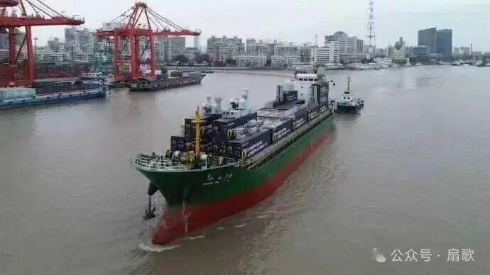 “中达79”武装集装箱轮出港海试！船头有两套近防系统。甲板上一共有15个集装