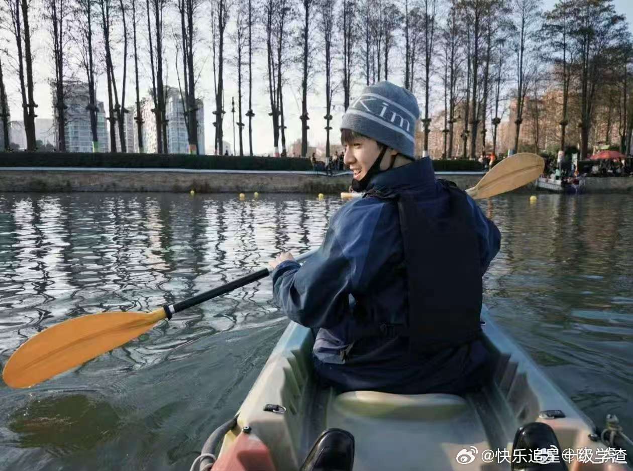 李昀锐帮偶遇网友拿巧克力在哪里能偶遇李昀锐李昀锐又当热心市民了，怎么网友到处偶遇