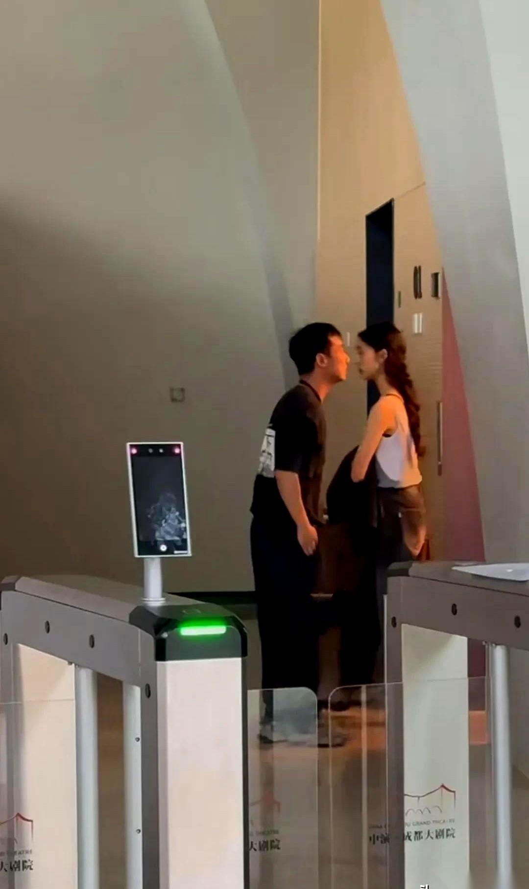我刷到黄多多和她妈妈孙莉的照片。爸爸在台上演话剧，她俩就安安静静坐在台下，当他