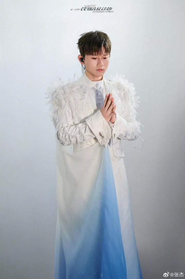 张杰很奇怪我爱你安可张杰很奇怪我爱你张杰演唱会安可舞台太惊喜了！最后一首《很奇